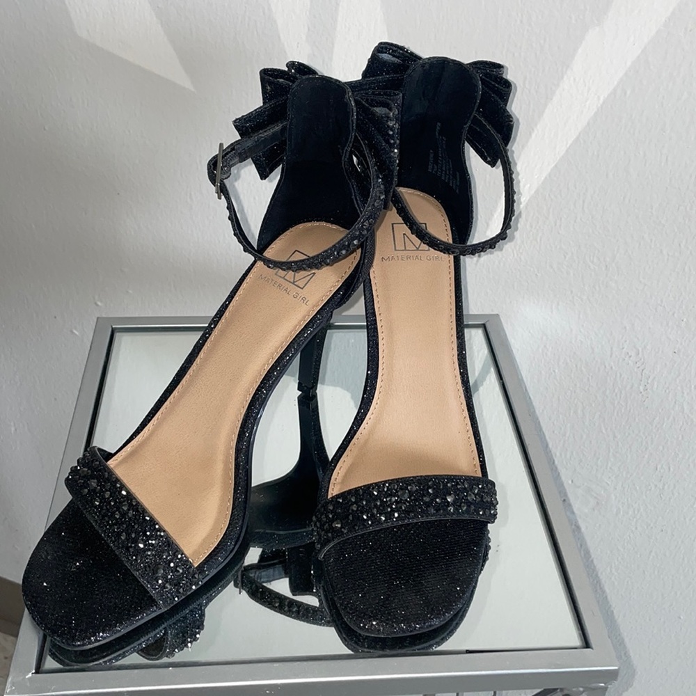 Heels with bow